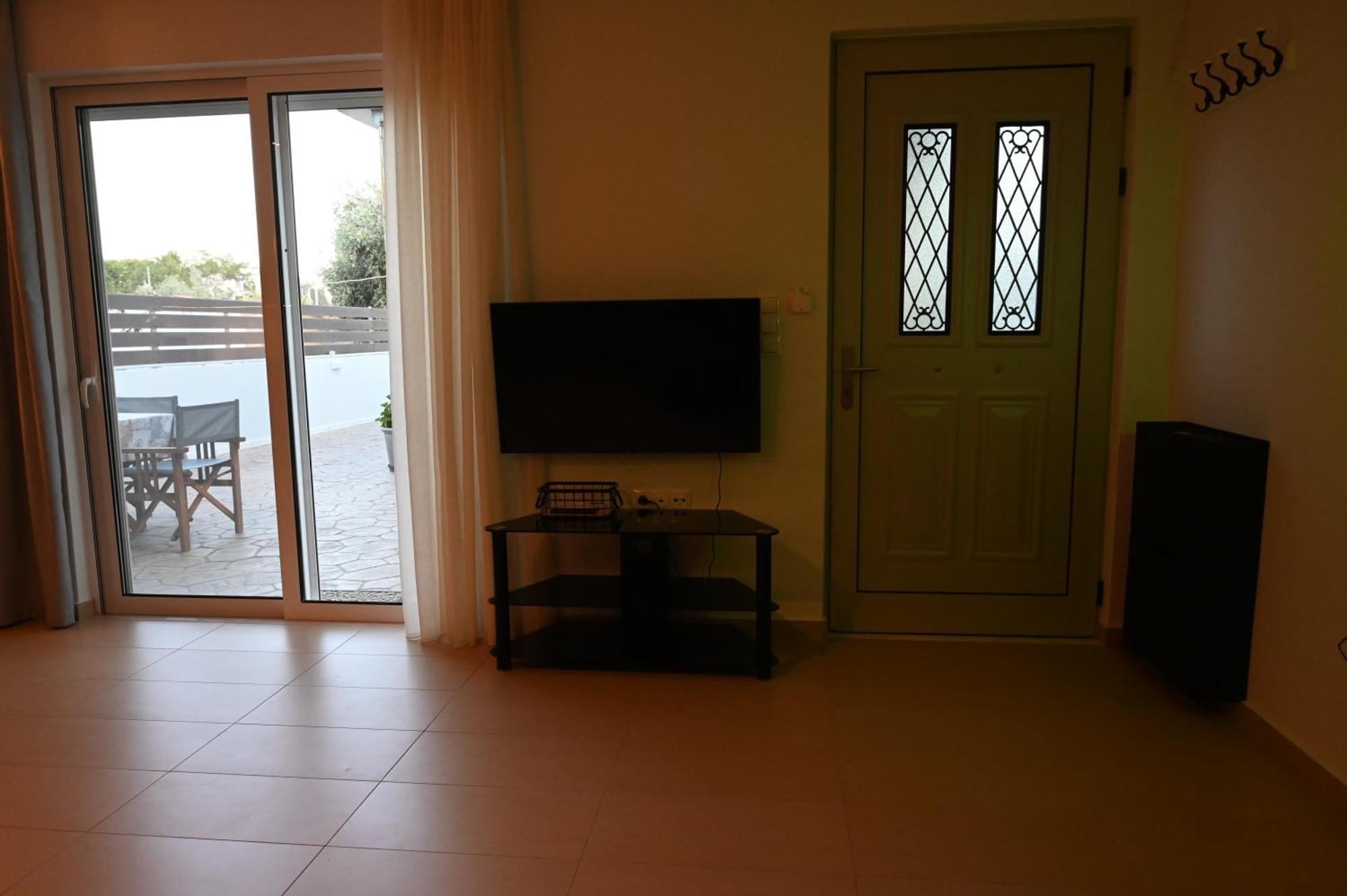 Evita'S Guesthouse Agia Marina Mikrolimanou 外观 照片